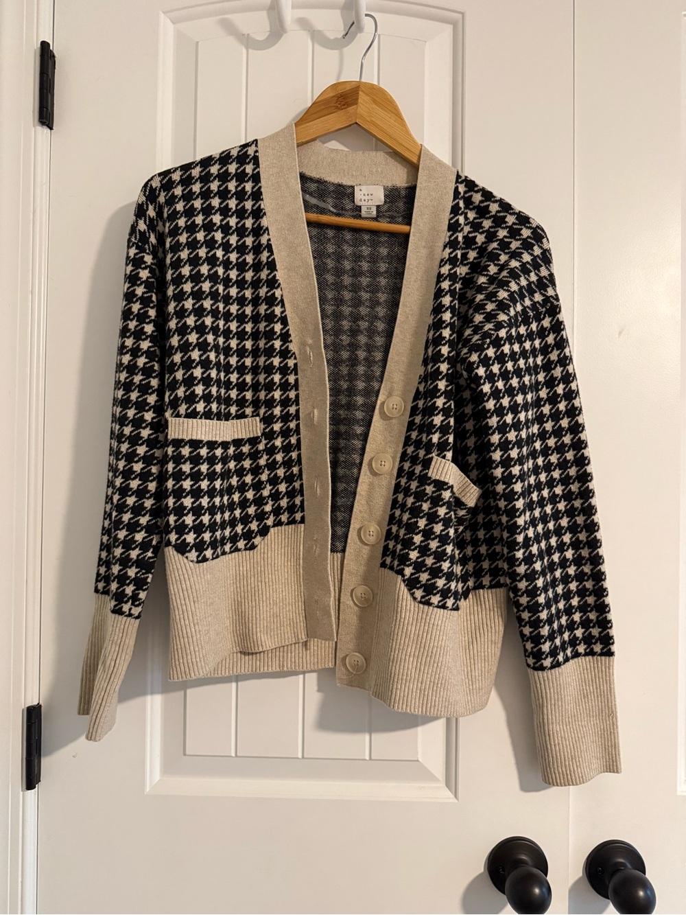 Houndstooth Button-Front Cardigan Sweater - Black and Cream